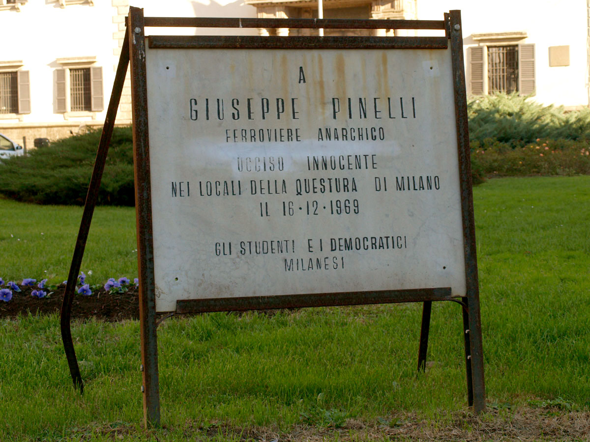 Milano_-_Piazza_Fontana_-_Targa_Giuseppe_Pinelli_Anarchici