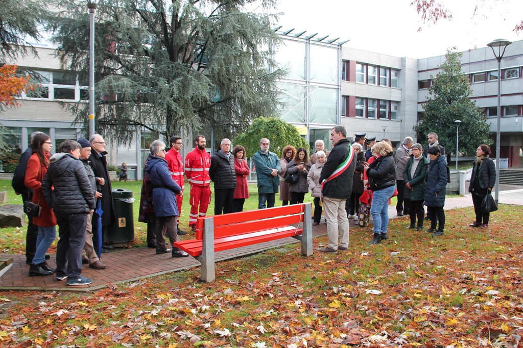 04623 panchine rosse 01