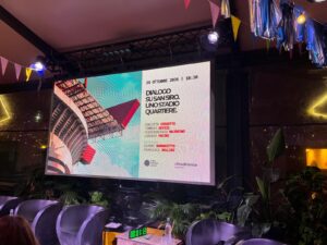 Schermo dell'incontro “Dialogo San Siro. Uno stadio, un quartiere” del 28 ottobre 2026 a Mare Culturale Urbano.